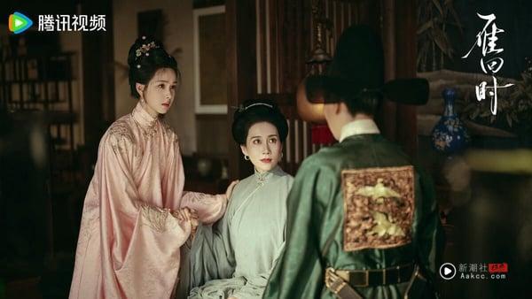 《雁回时》和《墨雨云间》、《锦月如歌》同为千山茶客的小说改编剧，拍得还不错。《雁回时》和《墨雨云间》是同款的快节奏宅斗剧，服化道古色古香，调色、运镜都有质感，剧情也很引人入胜。受尽委屈的女主回家复仇，一步步斗垮那些欺负她的恶人，剧情节奏快，完全不拖沓，很快就让人着迷！