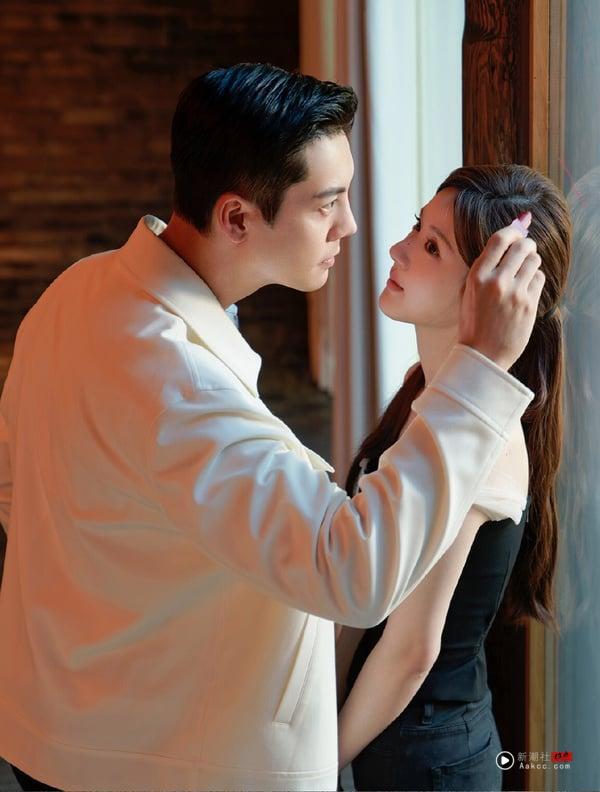 赵露思《许我耀眼》是2025少数走热的现偶电视剧，这部剧太让人着迷了！《许我耀眼》从第一集就很吸引人，女主带着谎言和男主结婚，两人各怀鬼胎，剧情反转又反转吊足观众胃口。《许我耀眼》前期是相爱相杀的假面夫妻，后期是男主的追妻火葬场，每集都有爆点，真的好看！