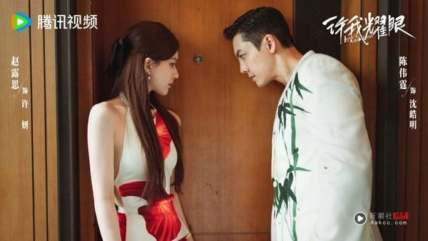 赵露思《许我耀眼》是2025少数走热的现偶电视剧，这部剧太让人着迷了！《许我耀眼》从第一集就很吸引人，女主带着谎言和男主结婚，两人各怀鬼胎，剧情反转又反转吊足观众胃口。《许我耀眼》前期是相爱相杀的假面夫妻，后期是男主的追妻火葬场，每集都有爆点，真的好看！