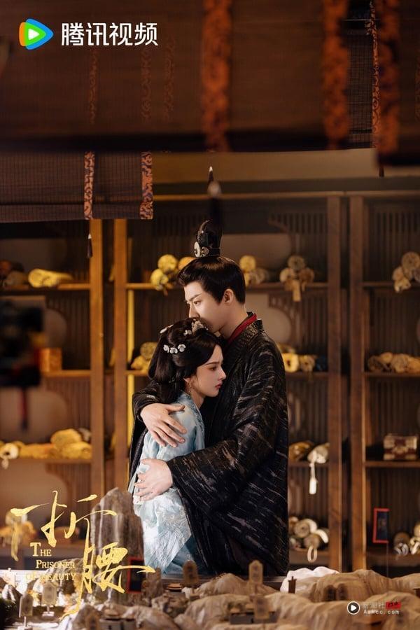 《折腰》是2025必追电视剧，这是乱世枭雄和敌家之女先婚后爱的故事，男女主角有家仇，是对立的身分，却不得不先婚后爱。《折腰》节奏快，枭雄和美人的设定张力十足，刘宇宁、宋祖儿也有CP感，爱情线拍得让人心痒痒，很多观众一打开《折腰》后都沦陷了。