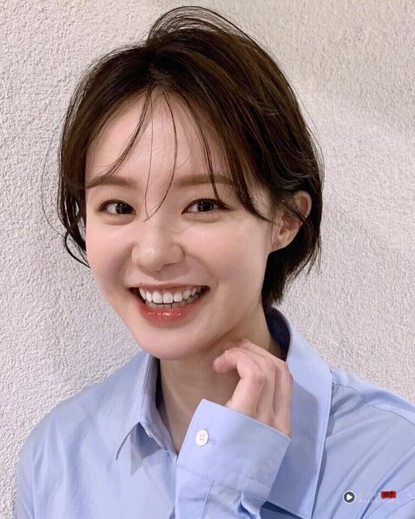 耳上短发女造型6：蓬松挂耳短发