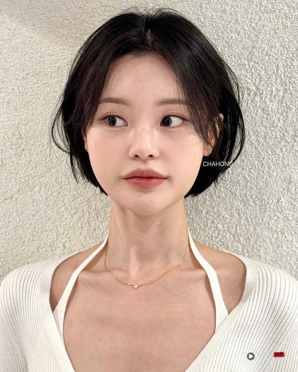 耳上短发女造型14：八字浏海耳上短发