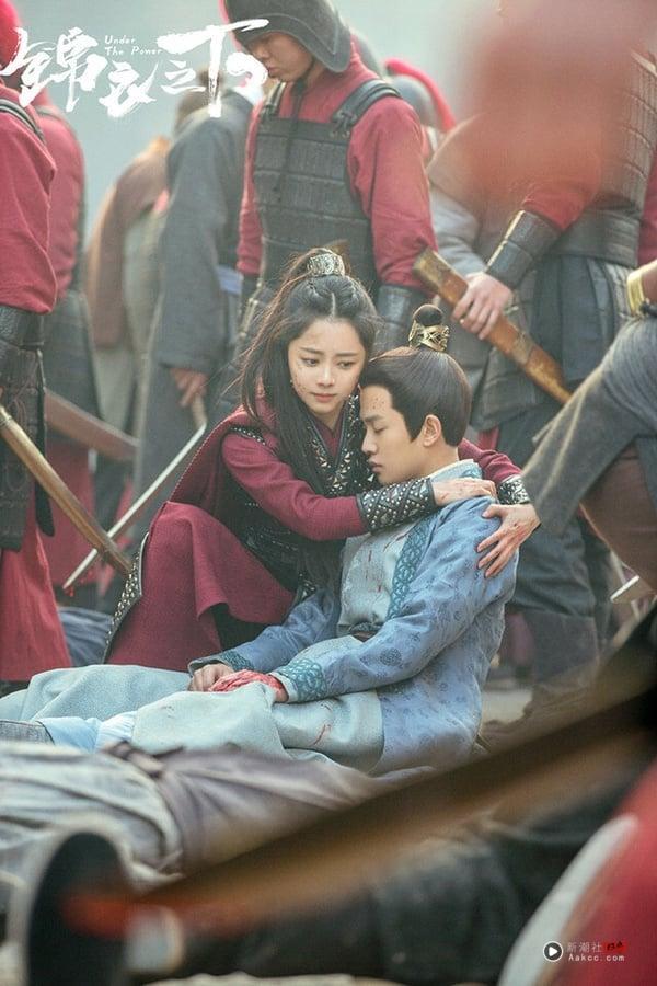 《锦衣之下》任嘉伦、谭松韵可以说是最多观众敲碗“二搭”的电视剧CP了吧！每次只要任嘉伦、谭松韵有新的古装剧播出，《锦衣之下》常常都会再次引起剧迷讨论，两人不断被敲碗二搭，要找到CP感超越《锦衣之下》的搭档不容易啊！