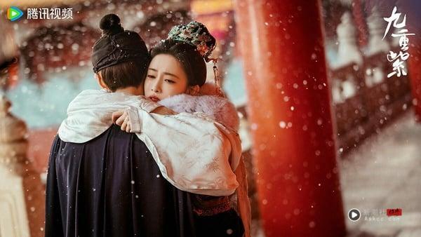 近年有不少重生古装剧轮番上线，《九重紫》、《雁回时》、《墨雨云间》、《似锦》、《锦月如歌》都是类似题材，而《九重紫》是这些重生古装剧里，口碑最高的一部。《九重紫》运镜大气唯美，剧本古韵十足，而且导演太会拍了，每一个镜头都有玄机。《九重紫》是反复重看都能发现新细节的好剧！