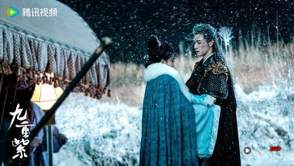 近年有不少重生古装剧轮番上线，《九重紫》、《雁回时》、《墨雨云间》、《似锦》、《锦月如歌》都是类似题材，而《九重紫》是这些重生古装剧里，口碑最高的一部。《九重紫》运镜大气唯美，剧本古韵十足，而且导演太会拍了，每一个镜头都有玄机。《九重紫》是反复重看都能发现新细节的好剧！