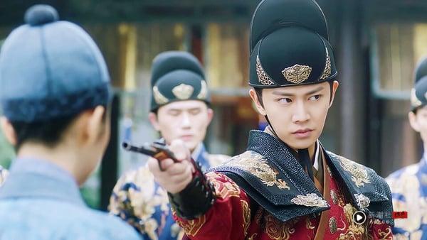 《锦衣之下》任嘉伦、谭松韵可以说是最多观众敲碗“二搭”的电视剧CP了吧！每次只要任嘉伦、谭松韵有新的古装剧播出，《锦衣之下》常常都会再次引起剧迷讨论，两人不断被敲碗二搭，要找到CP感超越《锦衣之下》的搭档不容易啊！