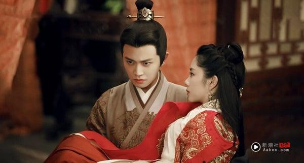 《锦衣之下》任嘉伦、谭松韵可以说是最多观众敲碗“二搭”的电视剧CP了吧！每次只要任嘉伦、谭松韵有新的古装剧播出，《锦衣之下》常常都会再次引起剧迷讨论，两人不断被敲碗二搭，要找到CP感超越《锦衣之下》的搭档不容易啊！