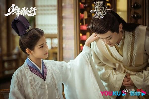 《少年歌行》绝对是近年必追的武侠剧！《少年歌行》本来没怎么被注意，很多人都是因为特别出演的刘学义才点开的，没想到开追后剧情意外吸引人。讲述初出茅庐的少年侠客雷无桀，慕名前往江湖第一大城雪月城的途中误入雪落山庄，阴差阳错地卷入一场江湖事情的故事。