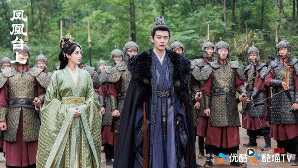 《凤凰台上》是近期必追电视剧！找来《周生如故》任嘉伦搭档《东宫》彭小苒，完全是神仙阵容！这部剧有大家爱看的狗血曲折剧情线，任嘉伦演皇帝，因为各种原因不得不对彭小苒强娶豪夺。狗血又张力十足的剧情，让很多人联想到《东宫》。