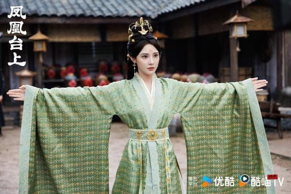 《凤凰台上》是近期必追电视剧！找来《周生如故》任嘉伦搭档《东宫》彭小苒，完全是神仙阵容！这部剧有大家爱看的狗血曲折剧情线，任嘉伦演皇帝，因为各种原因不得不对彭小苒强娶豪夺。狗血又张力十足的剧情，让很多人联想到《东宫》。