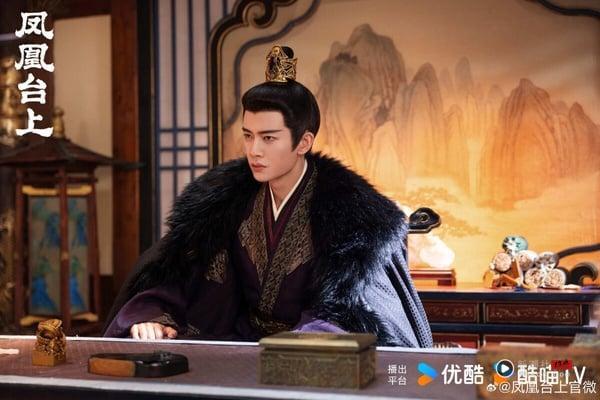 古装剧《凤凰台上》也是近期可以一看的Netflix电视剧，找来找来《周生如故》任嘉伦搭档《东宫》彭小苒，完全是神仙阵容！这部剧有大家爱看的狗血曲折剧情线，强娶、欺骗、假意真心等戏码，任嘉伦、彭小苒演起来很带感。不过也有人认为《凤凰台上》可以看到很多《东宫》、《大唐荣耀》的影子，所以口碑表现没有太突出。