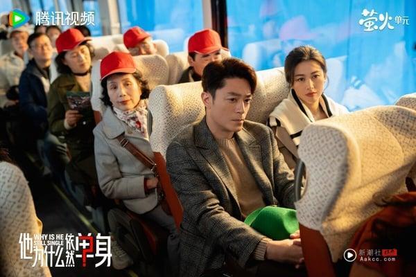 霍建华、朱珠主演的时装剧《他为什么依然单身》一上线Netflix后直接冲榜，改编自日剧《不能结婚的男人》，讲述年至不惑的室内设计师俞瑜，其宣称“不婚”却屡遇情感困境，在偶遇综合内科医生顾叶嘉后，展开情感碰撞，探讨当代都市男女的婚恋观差异的故事。