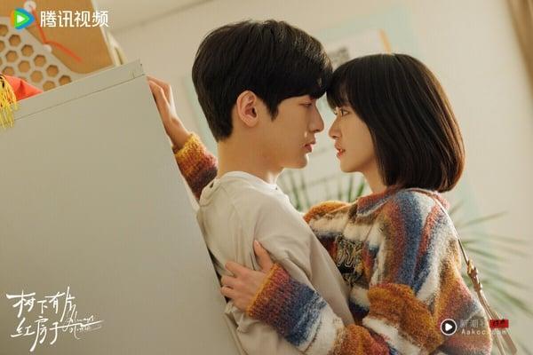 《树下有片红房子》不像《难哄》、《滤镜》和《爱你》有人气明星，所以知名度不高。但却靠着好口碑，不断被剧迷推荐。氛围很清新，主角团个个人设鲜明，剧里把暗恋的酸甜苦辣、少年人的羁绊处理得很好，豆瓣评分高达7.9呢！