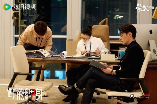 霍建华《他为什么依然单身》是最近深受大家喜爱的电视剧，改编自日剧《熟男不结婚》，讲述年至不惑的室内设计师俞瑜，其宣称“不婚”却屡遇情感困境，在偶遇综合内科医生顾叶嘉后，展开情感碰撞的故事。《他为什么依然单身》口碑不错呢！豆瓣评分有6.9，是评价挺高的现代剧。