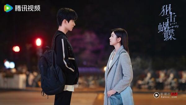 《狙击蝴蝶》是最近让很多观众躺平坑底的电视剧，最初没有太受瞩目，开播后却凭藉陈妍希和周柯宇超强的CP火花，热度狂飙。《狙击蝴蝶》是姊弟恋题材的甜宠剧，这部剧很难得，导演有拍出姊弟恋让人心动的感觉，陈妍希甜美，周柯宇苏感强，两人有年龄差，但不会差太多，剧中的强吻戏、壁咚戏拍得很有张力，让人沦陷啊！