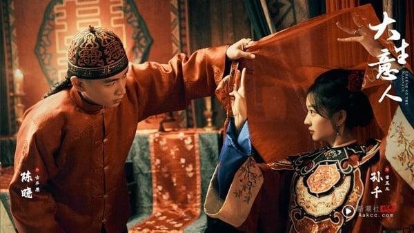 《大生意人》也是最近让很多观众深陷的电视剧，这是近年少有的古装大剧，大男主经商题材。《大生意人》镜头大气有质感，古色古香，剧情也有新意，开篇男主古平原就被流放到宁古塔，那里天寒地冻，有最凶狠的犯人和地头蛇。古平原看似是个屈服恶势力的小人，实际上满腔热血，用自己的方式周旋在各股势力，会让人想一直追下去。