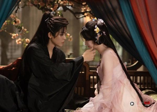 《入青云》是2025默默被大推的古装剧，开播后网友都在称赞导演审美，演员被拍得非常好看。虽然有观众觉得《入青云》节奏偏慢，没有像《许我耀眼》、《长月烬明》那样的快节奏和大爆点吸引人一集集追下去，但《入青云》没烂尾，制作质感上乘，让人越追越喜欢。