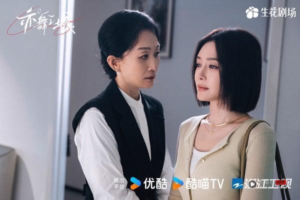《亦舞之城》是最近Netflix的热门电视剧，剧情非常狗血，集结长辈从中作梗拆CP、隐瞒生子、破镜重圆等经典套路。虽然比较老梗，但《亦舞之城》的导演满会拍，他就是《何以笙箫默》的导演，特别会拍都市男女之间的破镜重圆拉扯，再加上钟汉良、秦岚演技到位，喜欢看狗血言情剧的观众不能错过！