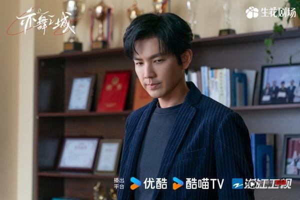 《亦舞之城》是最近Netflix的热门电视剧，剧情非常狗血，集结长辈从中作梗拆CP、隐瞒生子、破镜重圆等经典套路。虽然比较老梗，但《亦舞之城》的导演满会拍，他就是《何以笙箫默》的导演，特别会拍都市男女之间的破镜重圆拉扯，再加上钟汉良、秦岚演技到位，喜欢看狗血言情剧的观众不能错过！