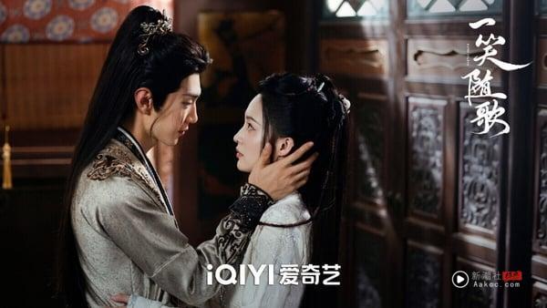 《一笑随歌》虽然有李沁、陈哲远两位人气演员，但仅达到热播的成度，没有成为大爆剧。其实很多观众都称赞《一笑随歌》意外好看！这是女将军题材的爱情剧，李沁有演出女将军的英气，剧情推进流畅，满满爆点。男女主角势均力敌，副CP昏君和疯批公主超级带感，剧中有满多失忆、血吻、囚禁的狗血老梗，但拍得很好看！