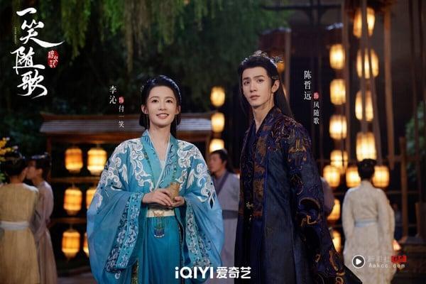 《一笑随歌》虽然有李沁、陈哲远两位人气演员，但仅达到热播的成度，没有成为大爆剧。其实很多观众都称赞《一笑随歌》意外好看！这是女将军题材的爱情剧，李沁有演出女将军的英气，剧情推进流畅，满满爆点。男女主角势均力敌，副CP昏君和疯批公主超级带感，剧中有满多失忆、血吻、囚禁的狗血老梗，但拍得很好看！