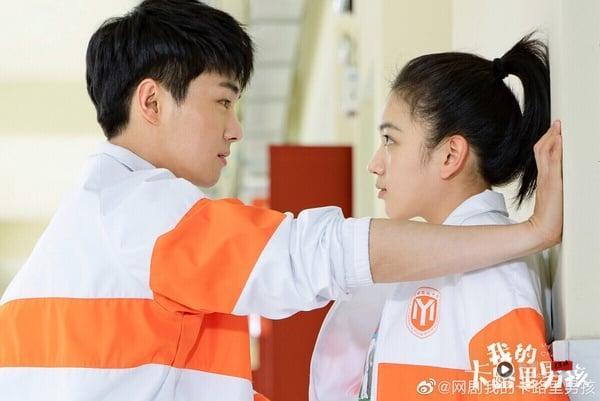 《我的卡路里男孩》是青春校园题材，光听剧名可能有点劝退，不过很多剧迷都大推！大部分校园剧的男主角都有固定套路，不是高冷校草，就是痞帅校霸，但这部剧把焦点剧焦在两个“边缘人”－－胖子康家伟和学渣许晶晶身上。故事真实又搞笑，演员青春气息十足，很多情节拍得很细腻。