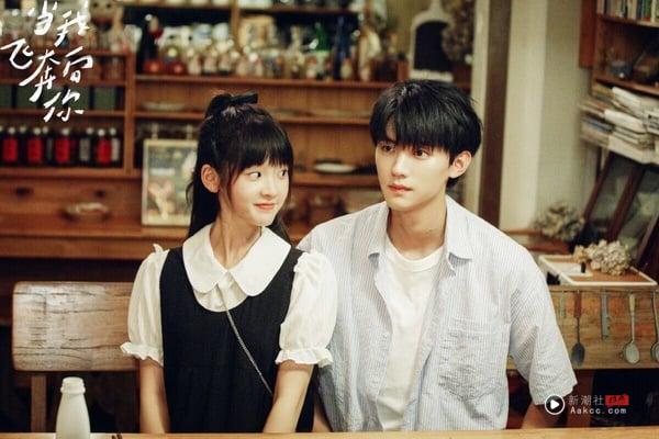 今年白敬亭主演的《难哄》爆火，连带让同作者的《当我飞奔向你》也再次引起讨论。这部剧和《难哄》、《偷偷藏不住》一样都改编自竹已的小说，是三部里评价最高的，豆瓣评分高达8.0，追过的都推！小甜剧做到这样不容易啊！