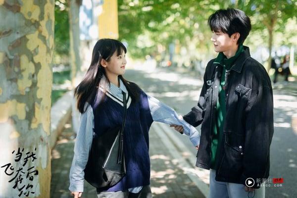 今年白敬亭主演的《难哄》爆火，连带让同作者的《当我飞奔向你》也再次引起讨论。这部剧和《难哄》、《偷偷藏不住》一样都改编自竹已的小说，是三部里评价最高的，豆瓣评分高达8.0，追过的都推！小甜剧做到这样不容易啊！