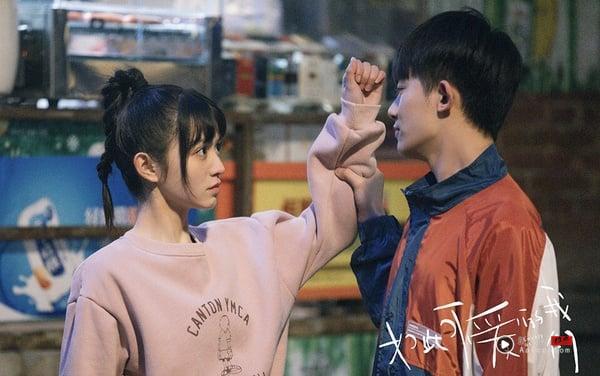 《如此可爱的我们》没追很可惜！豆瓣评分也高达8.0呢！这部同样是播得很默默的小透明网剧，没什么宣传，但看过的人都说好看，大多都是自来水剧迷，是部很甜又有质感的青春剧。