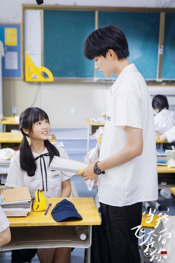 今年白敬亭主演的《难哄》爆火，连带让同作者的《当我飞奔向你》也再次引起讨论。这部剧和《难哄》、《偷偷藏不住》一样都改编自竹已的小说，是三部里评价最高的，豆瓣评分高达8.0，追过的都推！小甜剧做到这样不容易啊！