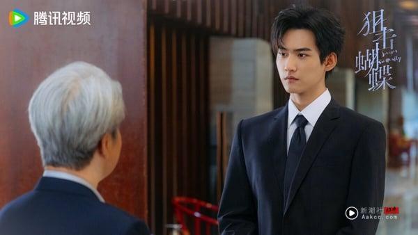 最近大家追《狙击蝴蝶》都被周柯宇迷倒，周柯宇的家庭背景来头不小呢！早年周柯宇一直被热议是富二代，网友挖出他的背景，发现周柯宇爸爸疑似是传销起家，曾推广健康产品“摇摆机”，声称具有健康功效，因此赚进上亿的财富。然而周柯宇父亲也因为虚假宣传、拖欠工资被起诉，卷入多起法律纠纷，最后跑路出国。