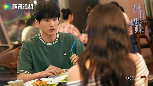 最近大家追《狙击蝴蝶》都被周柯宇迷倒，周柯宇的家庭背景来头不小呢！早年周柯宇一直被热议是富二代，网友挖出他的背景，发现周柯宇爸爸疑似是传销起家，曾推广健康产品“摇摆机”，声称具有健康功效，因此赚进上亿的财富。然而周柯宇父亲也因为虚假宣传、拖欠工资被起诉，卷入多起法律纠纷，最后跑路出国。