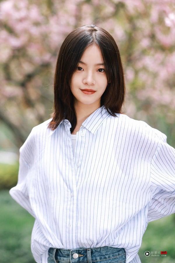 00后小花李庚希一直被网友说是资源咖，她出道第一部剧《同学两亿岁》就是女主角，后续在《二十不惑》、《小欢喜》等热门剧演了配角。本来清新自然的演技备受喜爱，但自《雪中悍刀行》开始，李庚希就被很多网友嘲说是资源咖，主要是演技不太好，撑不起角色，却又能接到大制作剧。