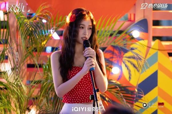 随着虞书欣因《苍兰诀》大火，应该不少人都知道她家境优渥了。虞书欣的父母在上海拥有多家企业，涉及了食衣住行，家世非常显赫。每次虞书欣出席活动或节目的行头，都是一身名牌。而虞书欣毕业于新加坡拉萨尔艺术学院，据说一学期学费至少要45万人民币(约200万台币)。