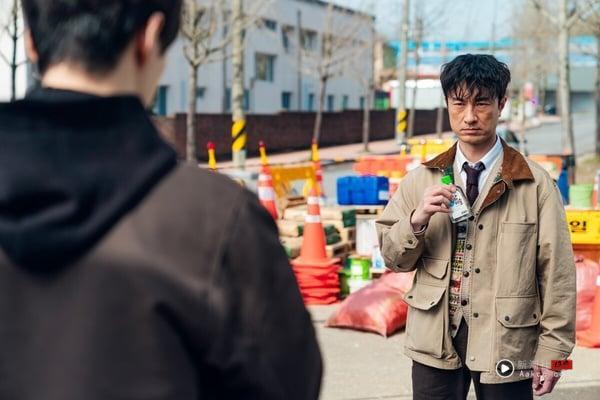 Netflix《现金英雄》剧情、角色介绍：李俊昊突然有“钞能力”，掏空薪水拯救世界！
