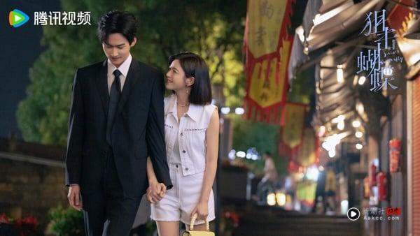 陈妍希、周柯宇主演的《狙击蝴蝶》是最近让很多人追到停不下来的电视剧，近期迎来大结局，《狙击蝴蝶》到结局也没烂尾！结局中，李雾在云峰村老槐树下向岑矜求婚，还以两人名义捐款建设希望小学与图书馆，两人的爱情始于岑矜对李雾的帮助，但最终两人谁也不是谁的附属，而是一同并肩走下去。