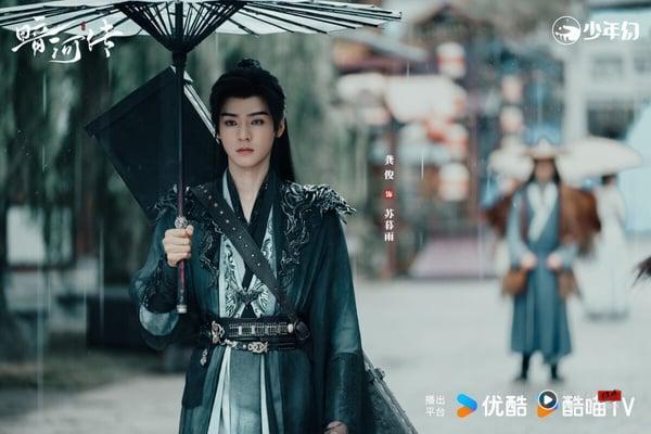 龚俊主演的《暗河传》改编自周木楠的同名小说，是高评价武侠剧《少年歌行》的外传。《暗河传》不是走《少年歌行》的热血少年武侠路线，拍的是江湖黑暗面，一样好看！《暗河传》有热血江湖群像，到大结局也没烂尾，故事余韵很深。