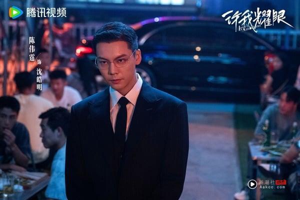 《许我耀眼》网播量突破20亿，直逼肖战《藏海传》和王鹤棣的《大奉打更人》。《许我耀眼》不是古装剧大制作，原着小说也不是像《难哄》、《献鱼》那样的大IP，中小成本的现偶剧播成这样，真的厉害！