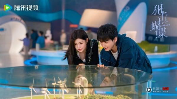 陈妍希《狙击蝴蝶》是最近话题满满的电视剧，这是姊弟恋爱情剧，年上姊姊vs.她曾资助的少年之间的故事，陈妍希、周柯宇意外很搭！过去很多姊弟恋电视剧评价都崩盘，但《狙击蝴蝶》没有魔改小说，在原着的基础上又增加了现实感，爱情线也拍得很心动，让人火速入坑！