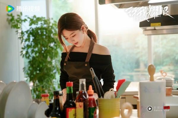 《许我耀眼》网播量突破20亿，直逼肖战《藏海传》和王鹤棣的《大奉打更人》。《许我耀眼》不是古装剧大制作，原着小说也不是像《难哄》、《献鱼》那样的大IP，中小成本的现偶剧播成这样，真的厉害！