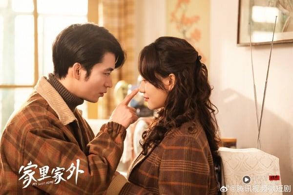 《家里家外》口碑非常好，与其他短剧不同，走的是温馨的家庭情感路线，人物性格鲜明，剧情也很能引人共鸣。《家里家外》豆瓣开出7.9的高分，比《许我耀眼》、《折腰》、《藏海传》这些长剧都还高分！