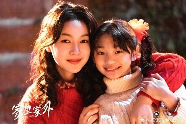 《家里家外》口碑非常好，与其他短剧不同，走的是温馨的家庭情感路线，人物性格鲜明，剧情也很能引人共鸣。《家里家外》豆瓣开出7.9的高分，比《许我耀眼》、《折腰》、《藏海传》这些长剧都还高分！