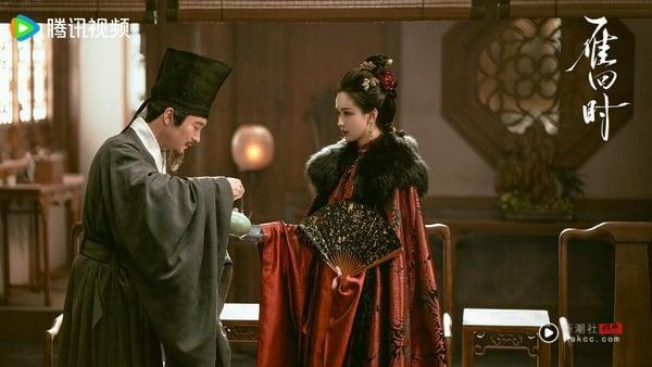 《雁回时》和《墨雨云间》、《锦月如歌》同为千山茶客的小说改编剧，这是快节奏宅斗剧，让人欲罢不能啊！《雁回时》首播就开出高热度，服化道古色古香，调色、运镜都有质感，剧情也很引人入胜。受尽委屈的女主回家复仇，一步步斗垮那些欺负她的恶人，剧情节奏快，完全不拖沓，很快就让人着迷！