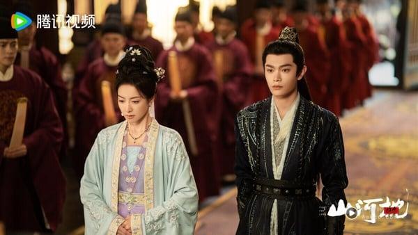 《山河枕》是丁禹兮继《永夜星河》又推出的古装爱情剧，剧情集合叔嫂虐恋、权谋查案，其实很有亮点，只是可惜宋茜、丁禹兮CP火花不强，剧版又把小说的张力都改掉了，因此《山河枕》评价不高，豆瓣评分仅5.3。全剧最大亮点是丁禹兮演的少年将军，他超细腻的哭戏再次引起话题。