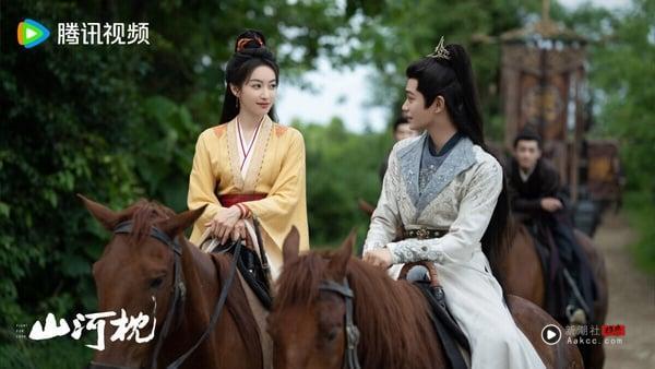 《山河枕》是丁禹兮继《永夜星河》又推出的古装爱情剧，剧情集合叔嫂虐恋、权谋查案，其实很有亮点，只是可惜宋茜、丁禹兮CP火花不强，剧版又把小说的张力都改掉了，因此《山河枕》评价不高，豆瓣评分仅5.3。全剧最大亮点是丁禹兮演的少年将军，他超细腻的哭戏再次引起话题。