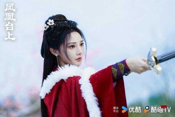 任嘉伦前阵子热播的《凤凰台上》评价不佳，豆瓣评分仅4.8，这是帝后的爱情故事，第一集就祭出霸道皇帝强制爱的情节，其实剧情有看点，只是许多情节都让人想到《东宫》。《凤凰台上》被认为是《东宫》的低配复制版，演员配置、服化美感都不及《东宫》，且同样题材，短剧已经拍了太多，短剧更狗血、更刺激，相较之下《凤凰台上》就没有那么强的吸引力。