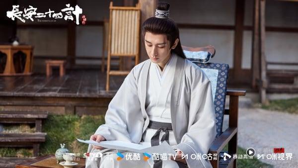 古装男神成毅又有新剧上线啦！《长安二十四计》是大男主剧，剧情结合悬疑与权谋，首播后评价比较两极。《长安二十四计》的服化道都是高质感，剧本方面有人认为节奏太慢、有点在故弄玄虚，也有人追得停不下来。这次成毅饰演的是疯批男主，为了复仇可以牺牲一切，角色很带感。