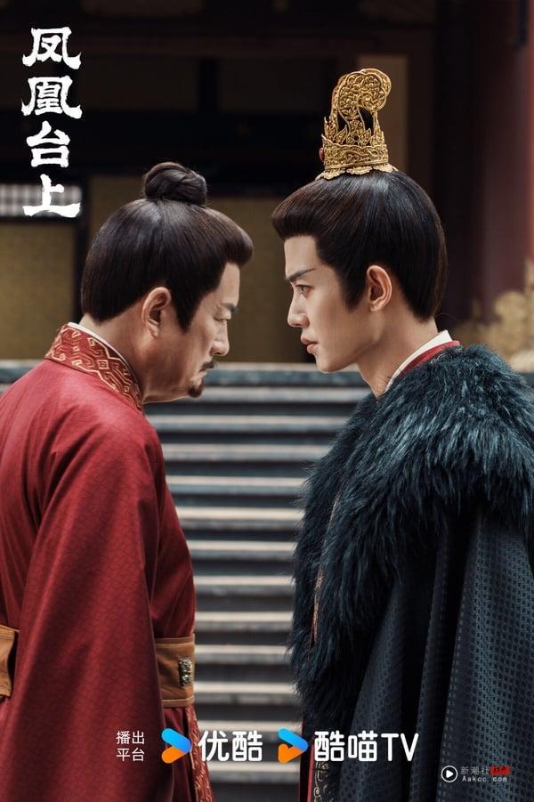 任嘉伦《凤凰台上》豆瓣开分仅4.8，意外低分！《凤凰台上》第一集就祭出霸道皇帝强制爱的情节，其实剧情有看点，只是许多情节都让人想到《东宫》。《凤凰台上》被认为是《东宫》的低配复制版，演员配置、服化美感都不及《东宫》，且同样题材，短剧已经拍了太多，短剧更狗血、更刺激，相较之下《凤凰台上》就没有那么强的吸引力。