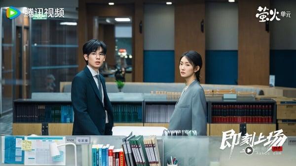《即刻上场》是根据职场真人秀《令人心动的offer》改编的电视剧，主打青春热血职场群像。《即刻上场》讲述君安律师事务所首次设立了挑选优秀实习生入职的“识君计划”，获选的幸运儿将能得到一大笔奖金和正式留用的雇佣合约。经过严格选拔，七位佼佼者脱颖而出，来到北京总部，开始为期三个月的职场竞技挑战。