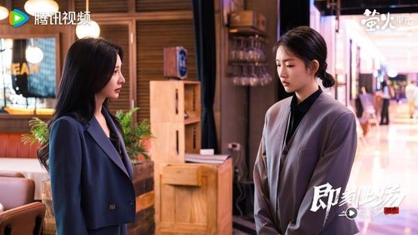 《即刻上场》是根据职场真人秀《令人心动的offer》改编的电视剧，主打青春热血职场群像。《即刻上场》讲述君安律师事务所首次设立了挑选优秀实习生入职的“识君计划”，获选的幸运儿将能得到一大笔奖金和正式留用的雇佣合约。经过严格选拔，七位佼佼者脱颖而出，来到北京总部，开始为期三个月的职场竞技挑战。